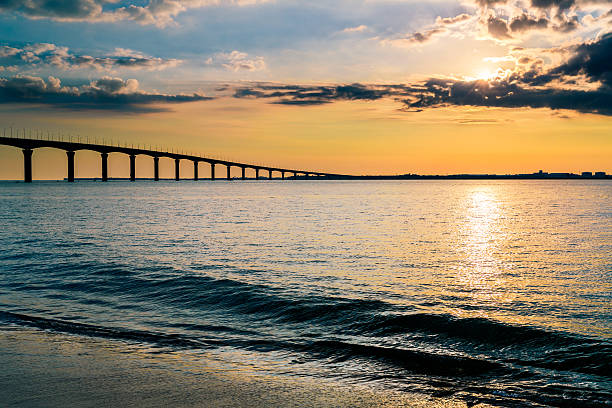 Straßenbrücke im Morgengrauen zwischen Ile De Re und La Rochelle in Frankreich.