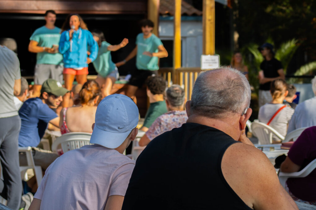 Het animatieteam staat voor de vakantiegangers die zich verzameld hebben voor een activiteit op Camping Les Pins d'Oléron.