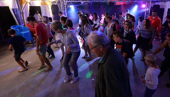 Dansfeest en muzikaal entertainment brengen vakantiegangers samen op Camping Les Pins d'Oléron.